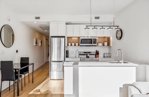 Mount Pleasant Apartment | Modern DT Retreat | Gym, Sauna & Pool Table
