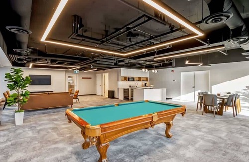 Mount Pleasant Apartment | Modern DT Retreat | Gym, Sauna & Pool Table