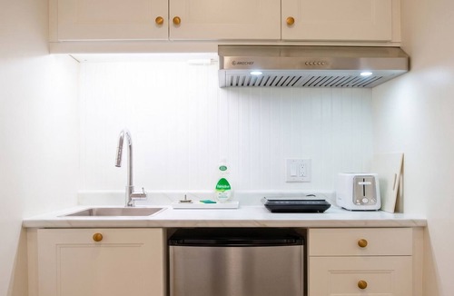 Pubnico House | Modern Guest Suite with Gym & Sauna