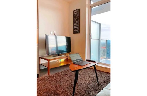 Surrey Condo | *Modern Highrise Apt* w/parkin+ skytrain + wifi