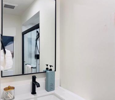 West Side House | Modern King Room Private Ensuite Vancouver West