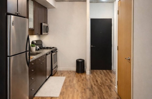 Niagara Apartment | Modern Loft 1BD/1BA in King West