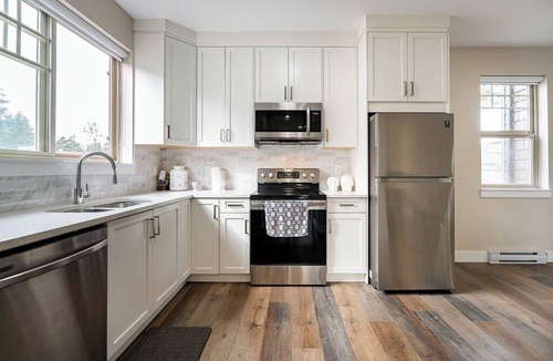 Abbotsford House | Modern luxury 3bedroom 3 bath with huge patio
