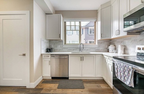 Abbotsford House | Modern luxury 3bedroom 3 bath with huge patio