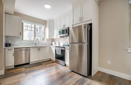 Abbotsford House | Modern luxury 3bedroom 3 bath with huge patio