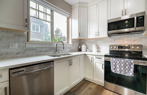 Abbotsford House | Modern luxury 3bedroom 3 bath with huge patio