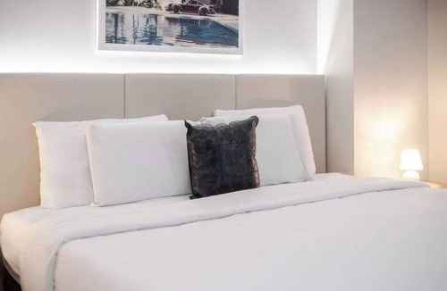 Gay Village Hotel | Modern Mood King – Heart of Montreal