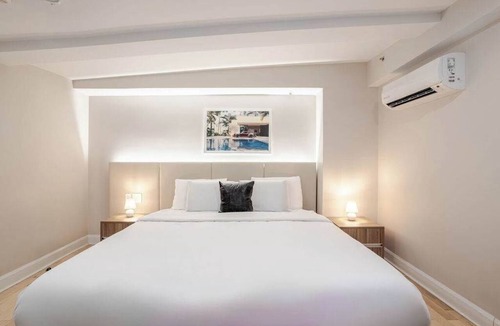 Gay Village Hotel | Modern Mood King – Heart of Montreal