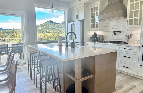 Blairmore House | Modern Mountain Retreat | Scenic Views & Comfort