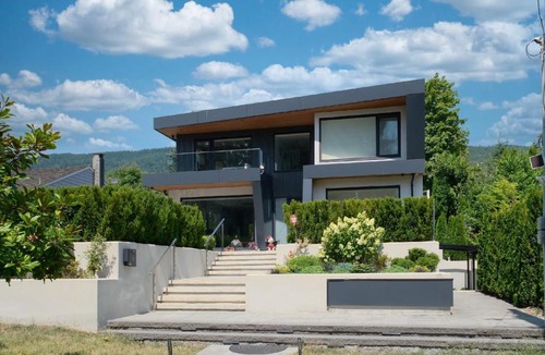Dundarave House | Modern Mountain View Villa