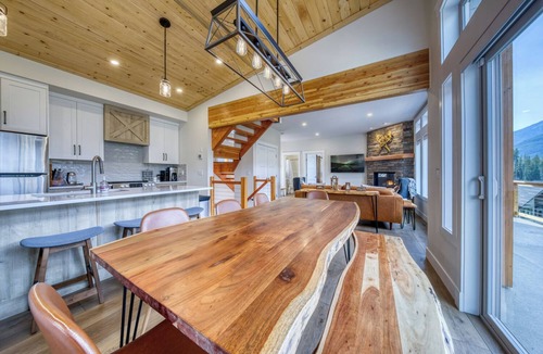East Kootenay House | Modern mountainside retreat with incredible views and location