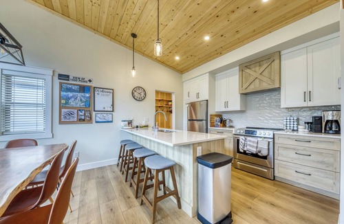 East Kootenay House | Modern mountainside retreat with incredible views and location