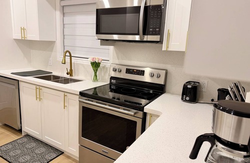 Niagara Falls House | Modern Niagara Home | 1 Bedroom, 1 Bath, Kitchen & Free Parking