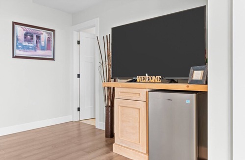 Regional District of Nanaimo House | Modern Oceanview 2BR Suite with Patio & Private Entry Nanaimo Retreat