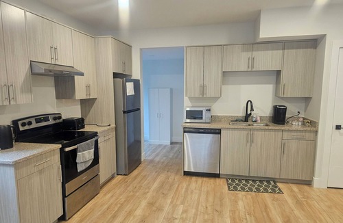Prince George House | Modern Private 1-Bedroom Suite – Clean, Quiet, Full Kitchen