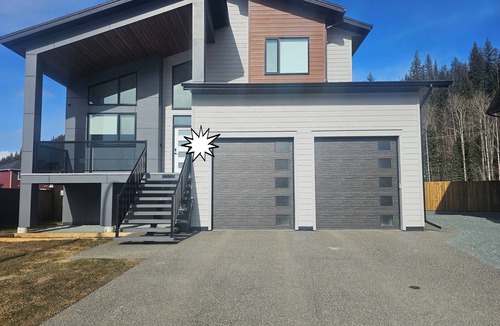 Prince George House | Modern Private 1-Bedroom Suite – Clean, Quiet, Full Kitchen