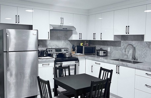 Delta House | Modern Private 2BR Suite Near Vancouver + Free Parking