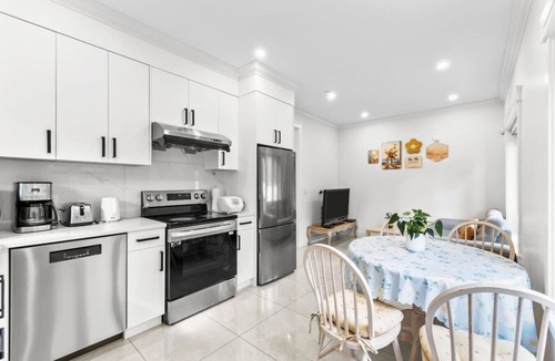 Renfrew-Collingwood House | Modern Private 3BR House Vancouver