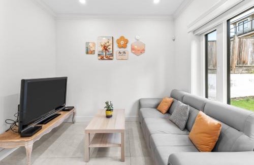 Renfrew-Collingwood House | Modern Private 3BR House