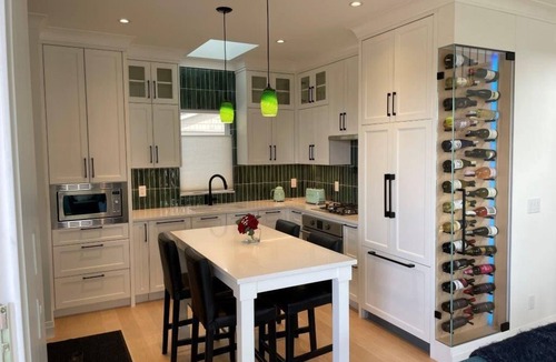 Central Lonsdale House | Modern Private Guest House - Near the best Vancouver attractions!