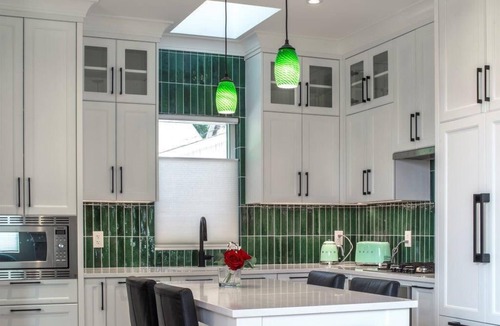 Central Lonsdale House | Modern Private Guest House - Near the best Vancouver attractions!
