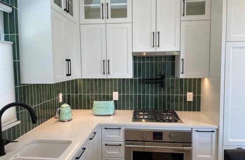 Central Lonsdale House | Modern Private Guest House - Near the best Vancouver attractions!