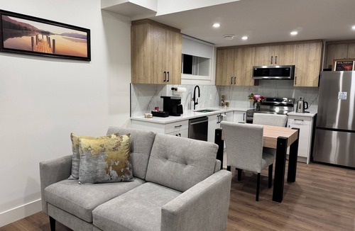 Division No. 11 House | Modern | Quiet | Cozy 2BR Retreat in Fenwyck Spruce Grove