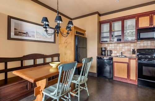 The Blue Mountains Hotel | Modern Room Near Blue Mountain Village with Balcony, Fireplace & Kitchen