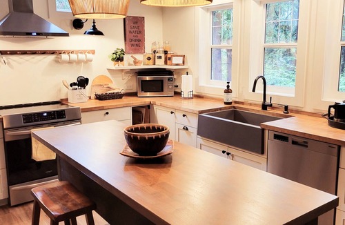 North Saanich Cottage | Modern Scandinavian Cottage near Sidney