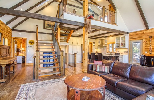 Panorama Ski Chalet | Modern Ski-In/Ski-Out Cabin in Panorama