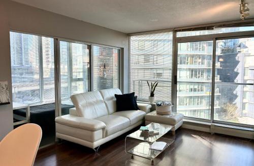 Crosstown Apartment | Modern spacious Apt plus Solarium and Den in Downtown Vancouver with Parking and Pool