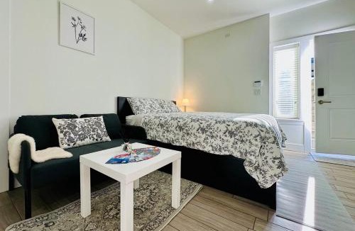 Vancouver South House | Modern Studio for 2 - Near SkyTrain to Downtown - Free Parking
