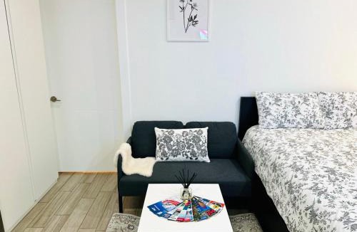 Vancouver South House | Modern Studio for 2 - Near SkyTrain to Downtown - Free Parking