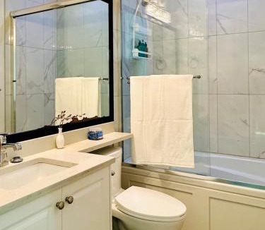 Vancouver South House | Modern Studio for 2 - Near SkyTrain to Downtown - Free Parking
