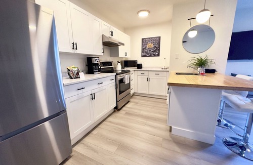 Departure Bay House | Modern stylish 1 bdrm garden suite with laundry close to ferries and hospital