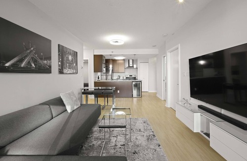 Gastown Condo | Modern, Stylish 2br Condo - Sleeps 5+Pool/Gym/More