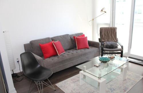 Yonge-Eglinton Apartment | Modern & Stylish Condo in Midtown