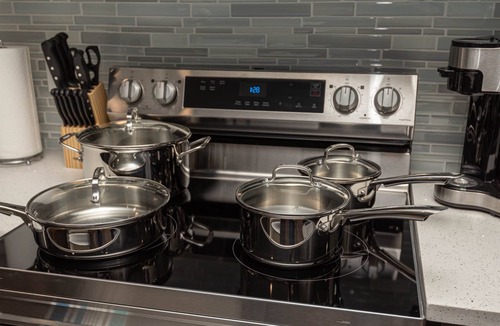 Southwest Edmonton House | Modern, Stylish & Cozy Suite with Private Gym