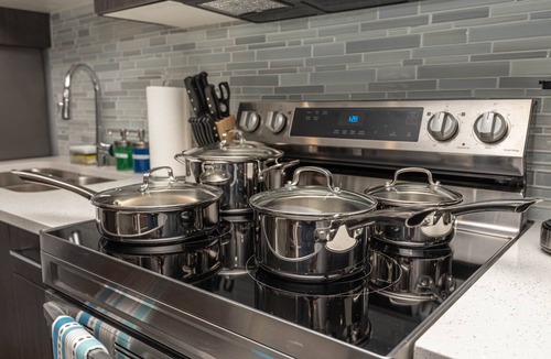 Southwest Edmonton House | Modern, Stylish & Cozy Suite with Private Gym