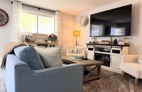 Harrison Hot Springs Apartment | Modern Super Clean Lakeside Retreat
