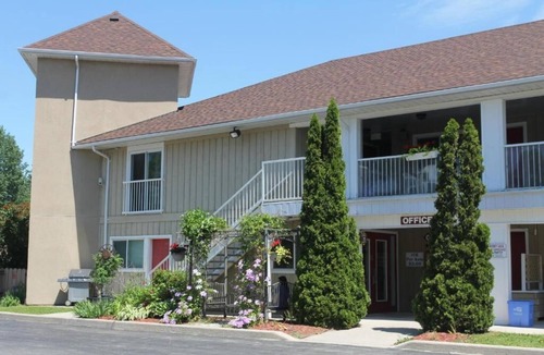 Wasaga Beach Apartment | Modern Two-Bedroom Suite - 25 min to Blue Mountain, 3 min walk to Beach
