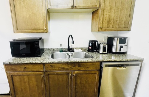 Southeast Edmonton Apartment | Modern Unit*Kingbed*Baby & Kid Friendly*Fireplace*