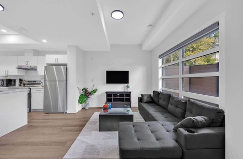 Crescent Heights House | Modern Villa in the heart of Crescent Heights