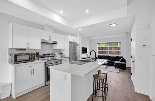 Crescent Heights House | Modern Villa in the heart of Crescent Heights