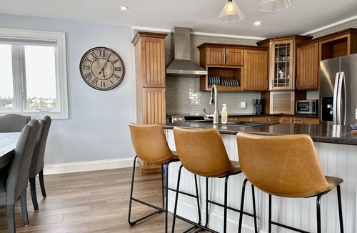 Granville House | Modern Water-View Cottage with A/C