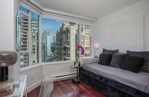 Yaletown Apartment | Modern Yaletown Condo / Views!/ 30 Day+ stays