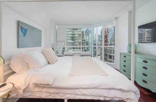 Yaletown Apartment | Modern Yaletown Condo / Views!/ 30 Day+ stays