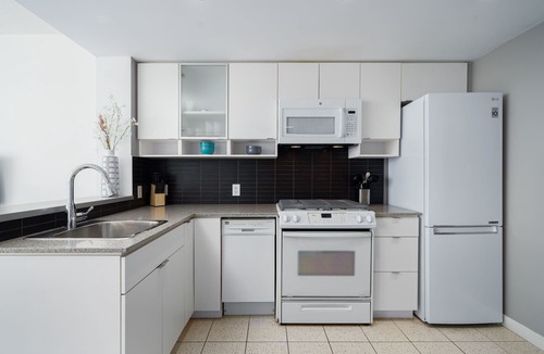 Yaletown Apartment | Modern Yaletown with Pool
