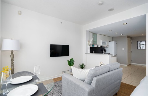 Yaletown Apartment | Modern Yaletown with Pool