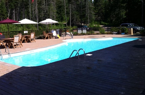 Lac Superieur Village Ski Chalet | Mont Tremblant Cote Nord Tremblant Log Cabin with spa